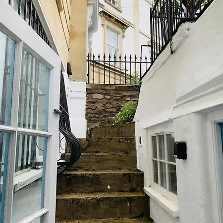 Near Harbourside & Centre *